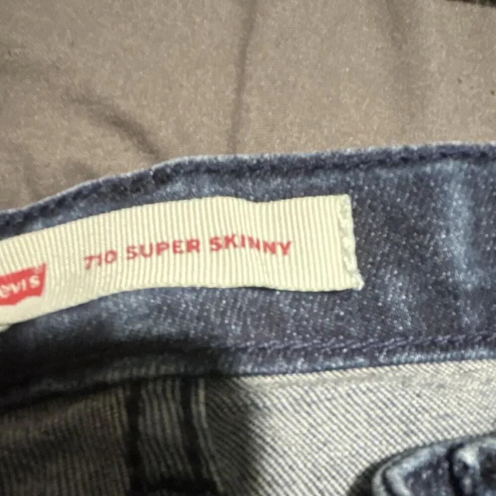 Levis levi 710